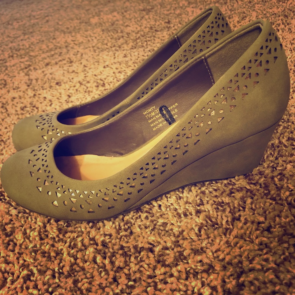 Green with Gold Accent Wedges